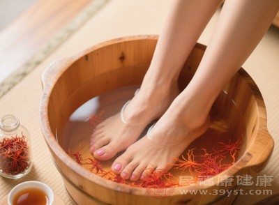 藏紅花泡腳能通過溫?zé)岽碳ず退幬餄B透，起到放松肌肉、舒緩神經(jīng)的作用