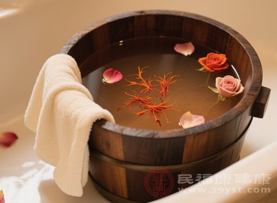 在中醫(yī)理論中，足部是人體經(jīng)絡(luò)的集中處，藏紅花泡腳可刺激足部穴位，調(diào)節(jié)經(jīng)絡(luò)氣血運(yùn)行，從而增強(qiáng)人體的正氣