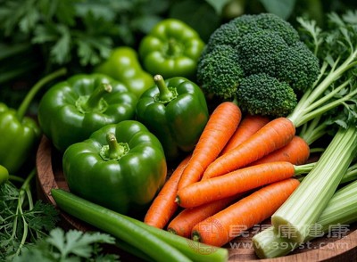 減少高熱量、高脂肪、高糖分食物的攝入，多吃蔬菜、水果、全谷物、瘦肉等富含營(yíng)養(yǎng)且低熱量的食物