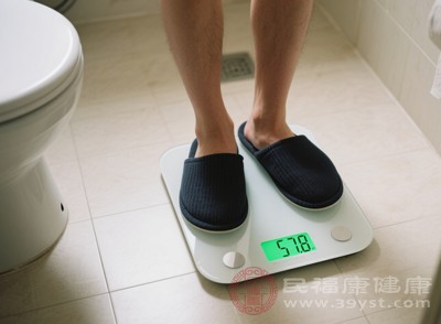 若排便時(shí)腸道氣體排出不多，而糞便本身重量較輕，同時(shí)排便后因放松導(dǎo)致腹部脹氣暫時(shí)加重，可能讓身體整體體積變大，但體重變化不明顯
