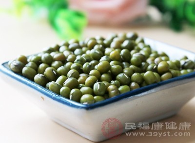 綠豆性涼，能清熱潤燥、生津止渴，可緩解秋季干燥引起的咽喉腫痛、口舌生瘡等上火癥狀