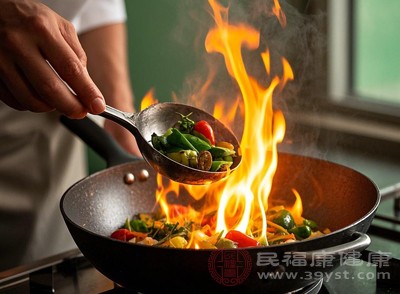 炒菜時(shí)采用“后放鹽”的方式，在菜品快出鍋時(shí)撒少許鹽，既能保證風(fēng)味，又能減少鹽的總用量