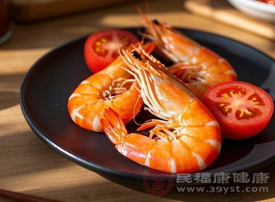 每天喝300毫升牛奶，每周吃2-3次魚蝦，能有效補(bǔ)充鈣元素
