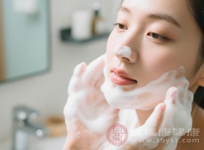 使用時無論是粉末、皂類還是潔面撲，都要注意力度輕柔，用指腹或工具在臉上打圈按摩的時間不宜過長，一般控制在30秒到1分鐘內(nèi)