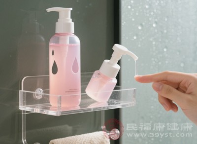 燕麥清潔粉需密封保存，避免受潮結(jié)塊；米糠潔面皂用完后要放在通風(fēng)干燥的皂盒中，防止軟爛