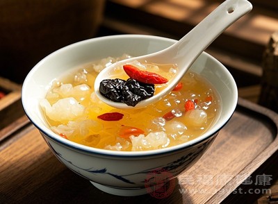 銀耳素有“窮人的燕窩”之稱，這一美譽(yù)源于它豐富的銀耳多糖與膳食纖維