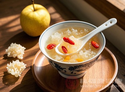 銀耳紅棗枸杞湯對(duì)脾胃有著溫和的滋養(yǎng)作用