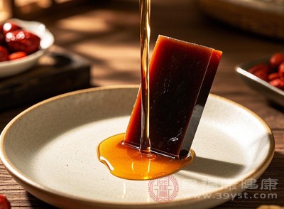 把砸好的阿膠小塊放入碗中，加入適量的黃酒