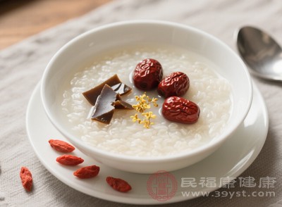 在煮粥的同時(shí)，將阿膠塊砸碎，放入另一個(gè)碗中，加入少量黃酒，隔水蒸至阿膠融化