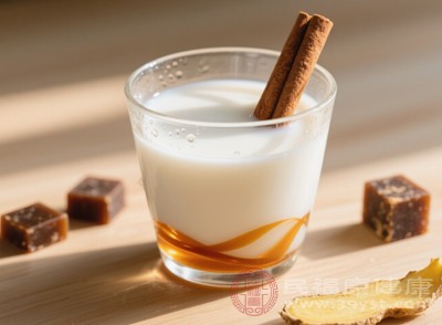 阿膠與牛奶搭配沖服，不僅能改善阿膠的口感，還能增加營養(yǎng)