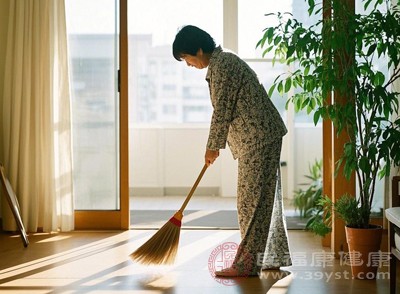 進(jìn)行家務(wù)勞動時，也要小心使用刀具、尖銳物品等，防止意外劃傷