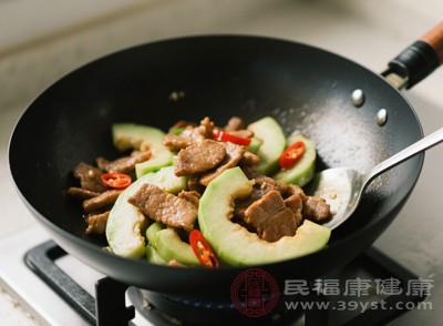 青木瓜炒肉片口感豐富，青木瓜的脆嫩與肉片的鮮嫩相結合，再加上青椒的提味，是一道簡單又下飯的家常菜肴
