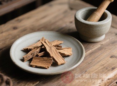 從中醫(yī)角度來看，檀香性溫，味辛，歸脾、胃、心、肺經(jīng)，具有行氣止痛的功效。當(dāng)人體出現(xiàn)胃脘疼痛、胸腹氣滯等癥狀時，檀香能發(fā)揮其獨特的作用