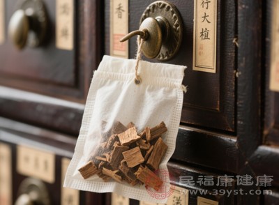 現代研究發(fā)現，檀香中的一些成分具有抗氧化、抗炎等作用