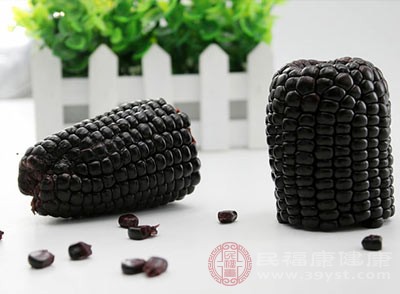 玉米的熱量在眾多食物中屬于中等水平，每100克鮮玉米的熱量約為112千卡，比同重量的米飯(約130千卡/100克)略低