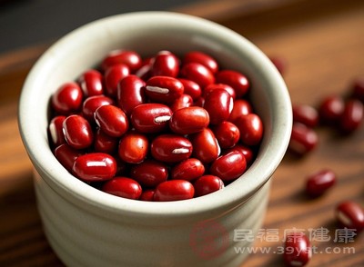 紅豆富含鐵元素和維生素B族，能促進(jìn)血紅蛋白的合成，增加血液中紅細(xì)胞的數(shù)量，從而起到補(bǔ)血的作用