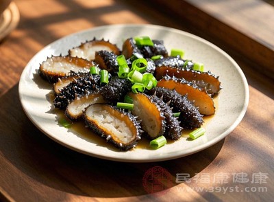 過早給嬰幼兒食用海參，可能會(huì)導(dǎo)致消化不良、腹脹、腹瀉等胃腸道不適癥狀，影響嬰幼兒的正常生長(zhǎng)發(fā)育