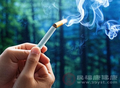 在減少吸煙量的過(guò)程中，身體會(huì)逐漸適應(yīng)尼古丁攝入量的降低，從而減輕戒斷反應(yīng)