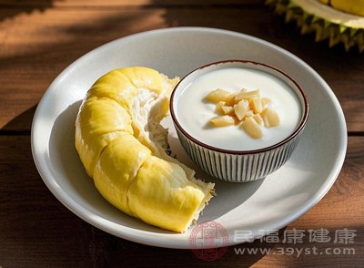 榴蓮雖然美味，但單獨(dú)食用容易產(chǎn)生膩感，還可能加重上火癥狀