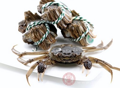 拿起螃蟹湊近鼻子聞一聞，活蟹或剛死亡不久的螃蟹，帶有淡淡的海水或湖水的腥味，沒有其他刺鼻異味