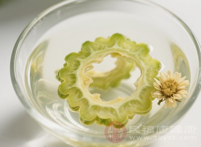 現(xiàn)代醫(yī)學(xué)研究也表明，苦瓜干中的活性成分有助于調(diào)節(jié)體溫中樞，促進身體散熱