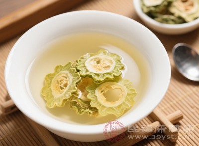 維生素C具有抗氧化作用，能夠清除體內(nèi)的自由基，減少自由基對免疫細(xì)胞的損傷，同時促進(jìn)免疫細(xì)胞的生成和活性，增強(qiáng)機(jī)體的抵抗力