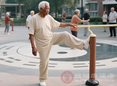 單腿站立能力強(qiáng)的人平衡感好，日常跌倒風(fēng)險(xiǎn)低，可避免跌倒引發(fā)的髖部骨折后感染、血栓等并發(fā)癥，延長健康壽命