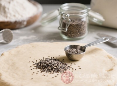 奇亞籽富含鉀元素，鉀能幫助調(diào)節(jié)體內(nèi)鈉的平衡，促進鈉的排出，從而有助于維持正常的血壓水平