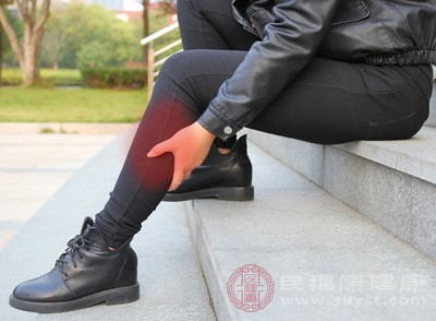 患者在行走一段距離后，會突然感覺小腿、腳部出現(xiàn)疼痛、酸脹感，不得不停下來休息
