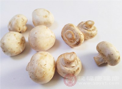 除了曬太陽，一些食物也含有維生素D，如蘑菇在紫外線照射后會(huì)合成維生素D
