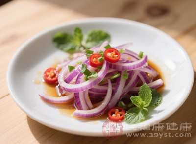 將洋蔥切成細(xì)絲，放入冰水中浸泡10分鐘，能有效去除辛辣味，讓口感更脆爽