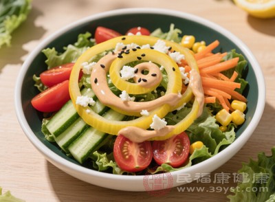 把洋蔥與生菜、番茄、紫甘藍(lán)、牛油果等蔬菜搭配，加入少許希臘酸奶或油醋汁作為醬料