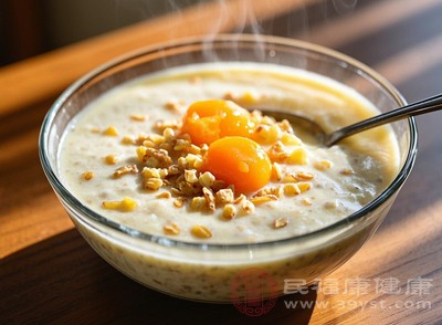 可以將水果燕麥片作為早餐的一部分，搭配一杯牛奶或豆?jié){，增加蛋白質(zhì)攝入