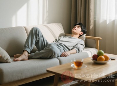 除了晚上的睡眠，中午適當午睡也能緩解上午的疲勞，為下午補充能量
