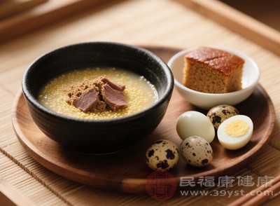6個月的寶寶剛開始接觸輔食，腸胃還比較嬌嫩，添加豬肝粉要遵循“由少到多、由稀到稠、由單一到多樣”的原則