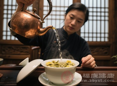 金銀花菊花能增強抗菌消炎的效果，對于預防和緩解感冒、扁桃體炎、支氣管炎等呼吸道疾病有一定幫助