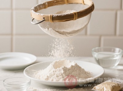 全麥面粉中的膳食纖維是腸道有益菌的“食物”，能促進(jìn)有益菌的生長和繁殖