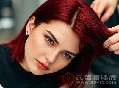 長期染發(fā)人群由于反復(fù)接觸致敏原，過敏反應(yīng)可能更加迅速和嚴(yán)重
