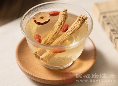 上班族在工作間隙飲用一杯黨參水，可緩解因疲勞導(dǎo)致的精神萎靡，提升工作效率