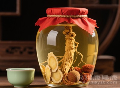 黨參泡酒是一種傳統(tǒng)的食用方式，將黨參與白酒按一定比例放入密封容器中，浸泡1-2個月后即可飲用