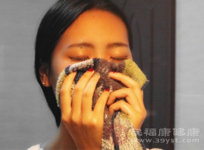 選用30℃左右的溫水輕拍皮膚，或用浸濕溫水的紗布輕敷泛紅部位，每次5-10分鐘，重復(fù)2-3次，幫助皮膚散熱，減輕炎癥反應(yīng)