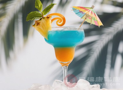 研究發(fā)現(xiàn)，女性在青少年酗酒風(fēng)險中，表現(xiàn)出更強的腦部結(jié)構(gòu)敏感性