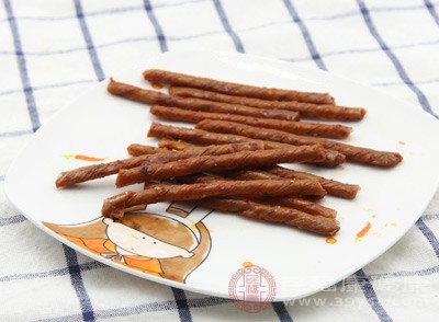 炒菜時鹽罐“隨手撒”，一頓飯鹽攝入量遠(yuǎn)超5克的推薦標(biāo)準(zhǔn)，還經(jīng)常吃咸菜、醬肉、薯片、辣條等高鹽加工食品，覺得“有味道才下飯”