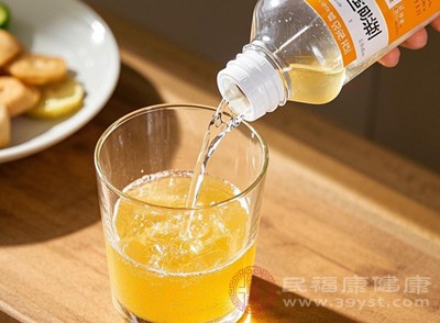 長期飲用含糖飲料，不僅會(huì)加重血糖代謝負(fù)擔(dān)，還會(huì)增加肥胖風(fēng)險(xiǎn)，而肥胖又會(huì)進(jìn)一步加劇胰島素抵抗