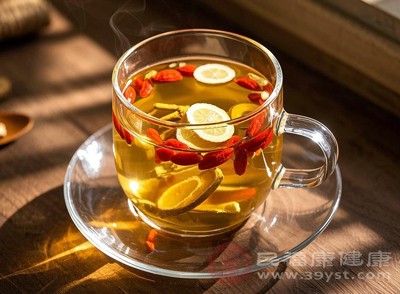 對于因氣血不足導致的面色蒼白、頭暈乏力、心悸失眠等癥狀，飲用枸杞黃芪茶或食用相關藥膳，能有效改善氣血狀況