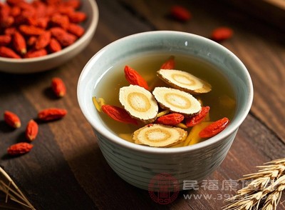 將枸杞和黃芪搭配使用，能夠從多個層面調節(jié)免疫系統(tǒng)，增強身體的抵抗力