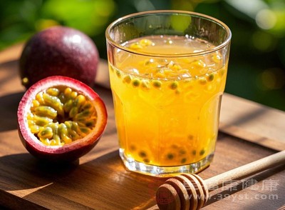 對于經(jīng)常久坐、飲食不規(guī)律導致腸道功能紊亂的人群來說，一杯百香果蜂蜜水就像給腸道做了一次深度清潔，讓身體恢復輕盈狀態(tài)