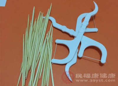 牙簽雖然方便，但容易損傷牙齦，導致牙縫越來越大。相比之下，牙線是更好的選擇