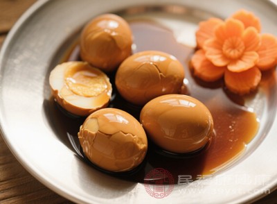 將煮好的全熟蛋剝殼，用刀在表面劃幾道口子，方便入味