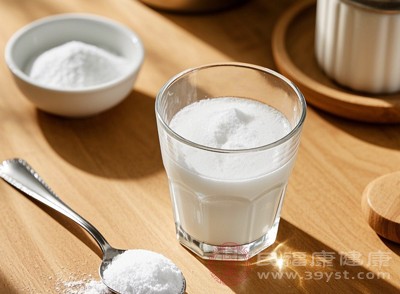 小蘇打溶液能與辣椒素發(fā)生化學(xué)反應(yīng)，中和其堿性，從而緩解疼痛